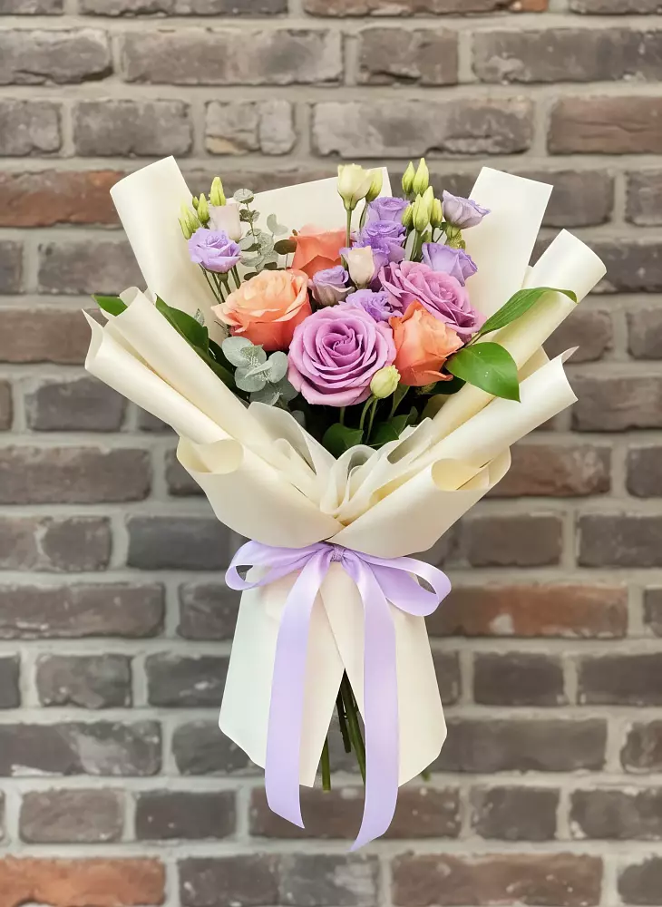 Букет цветов из: Лизиантусы и Розы в Бородино ГО Мытищи