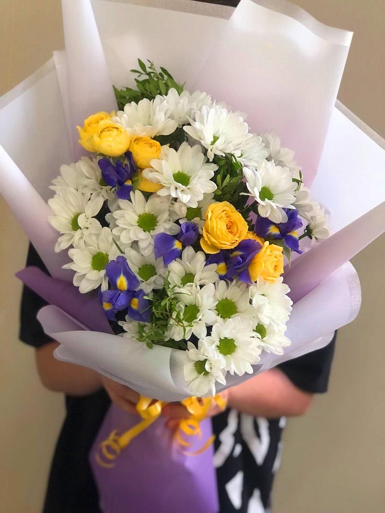 Букет цветов из: Ирисы, Хризантемы и Розы в Бородино ГО Мытищи