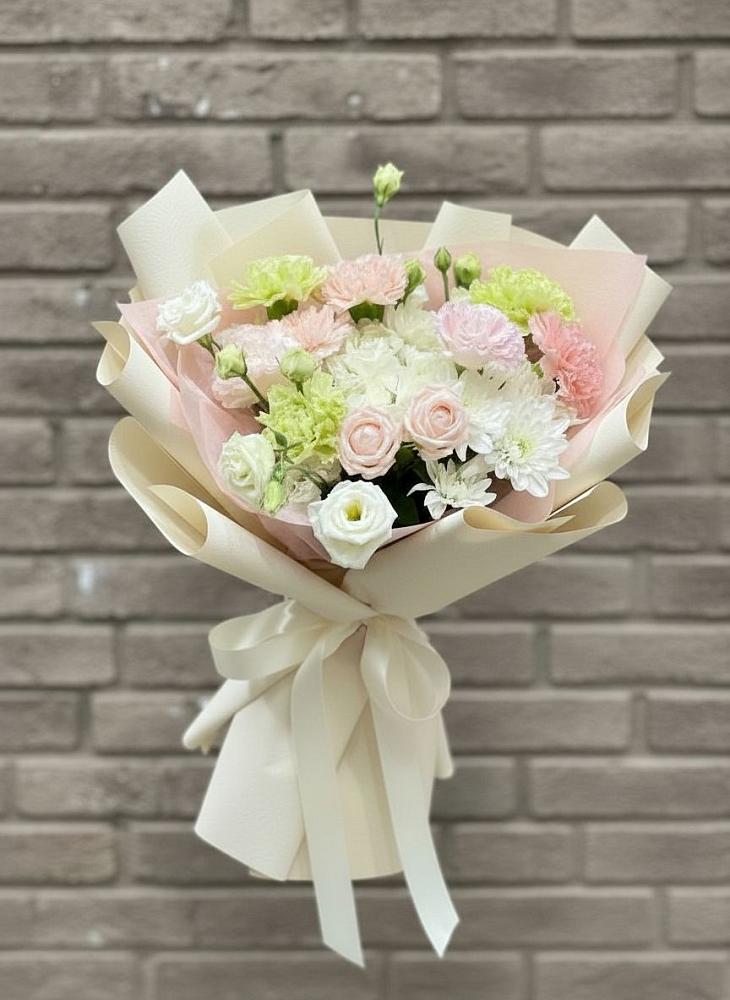 Букет цветов из: Гвоздики, Розы, Лизиантусы и Хризантемы в Бородино ГО Мытищи