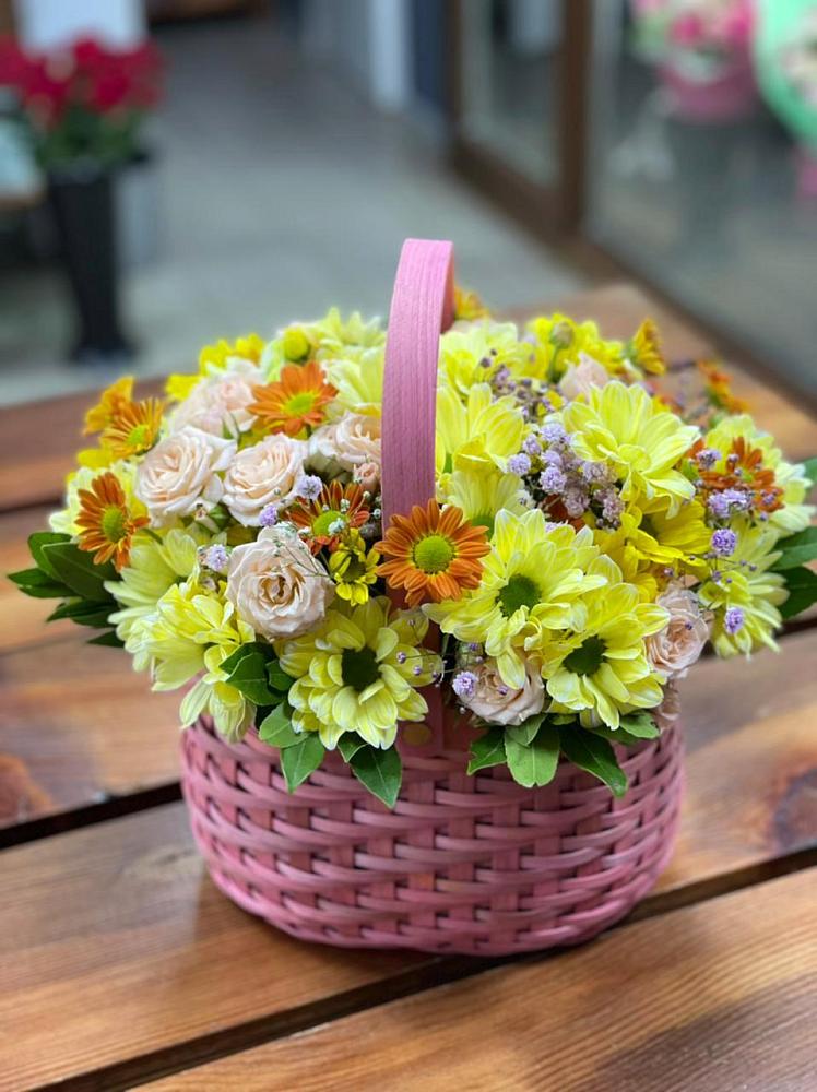 Цветочная композиция из Хризантемы и Розы в корзине в Бородино ГО Мытищи