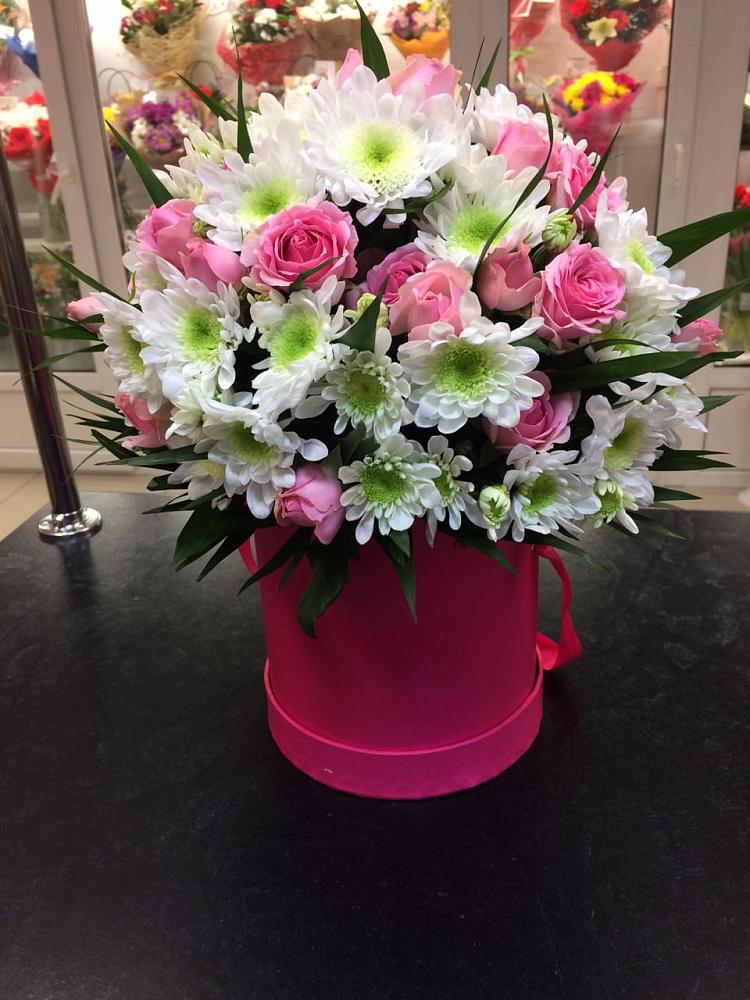 Цветочная композиция из Розы и Хризантемы в шляпной коробке в Бородино ГО Мытищи