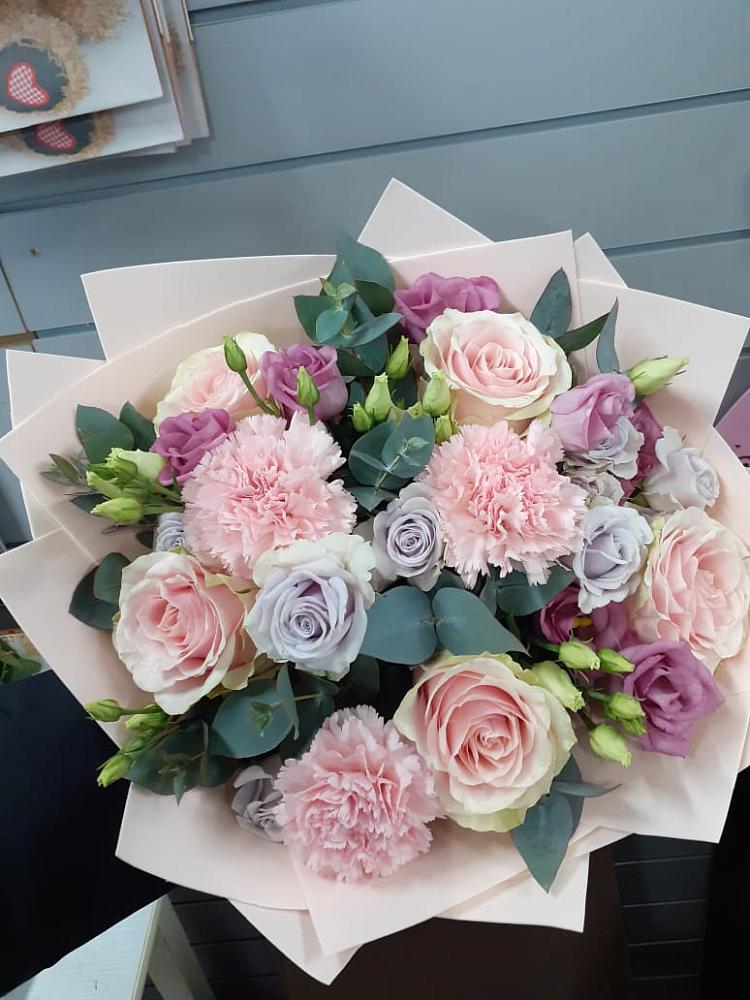 Букет цветов из: Розы, Гвоздики и Лизиантусы в Бородино ГО Мытищи